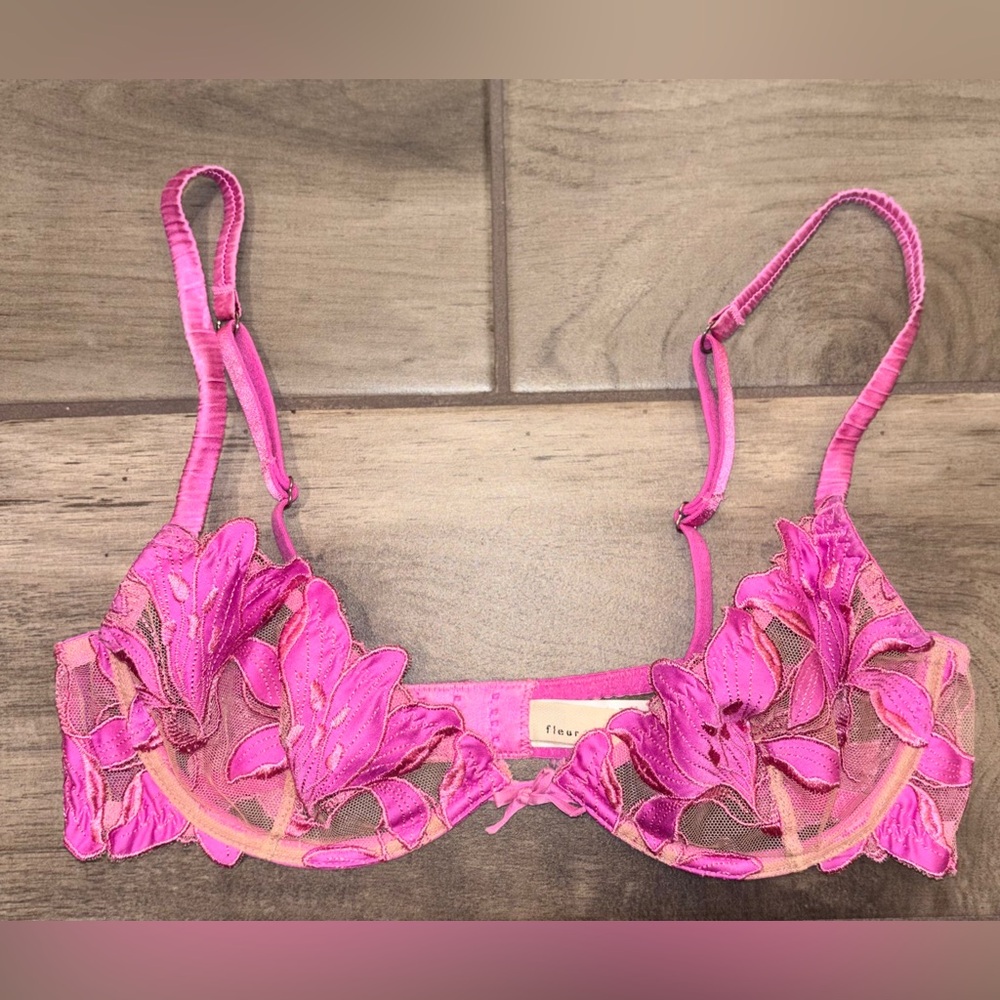 32B “fleur du mal” Lily Embroidery Plunge Demi Bra in Aura🩷 underwire/silky